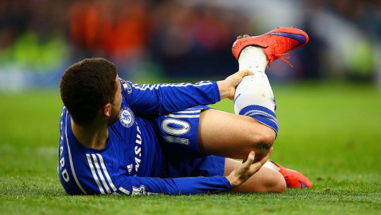 Eden Hazard saat mengalami cedera pada laga saat melawnan Stoke City 04/04/15. Copyright: © Richard Heathcote/Getty Images