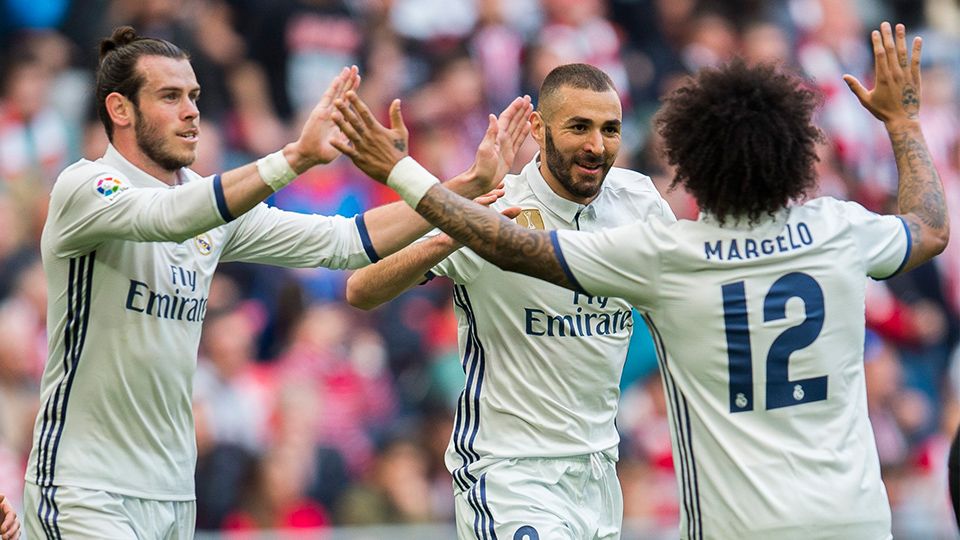 Karim Benzema, Marcelo, dan Gareth Bale saat merayakan gol. Copyright: © @SquawkaNews