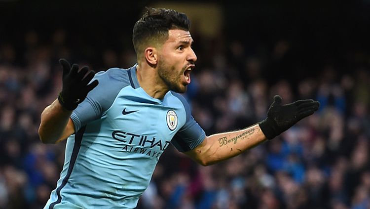 Selebrasi Aguero usai cetak gol ke gawang Liverpool. Copyright: © PAUL ELLIS/AFP/Getty Images