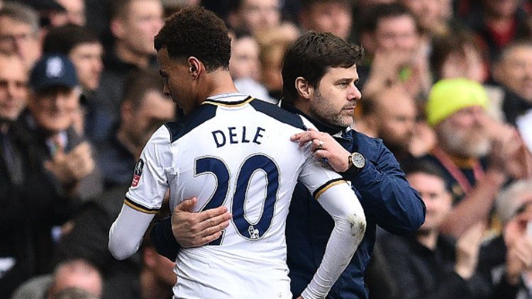 Gelandang Tottenham Hotspur, Dele Alli dan sang pelatih, Mauricio Pochettino. Copyright: © GLYN KIRK/AFP/Getty Images