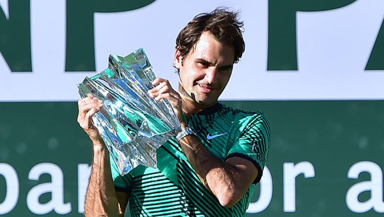 Roger Federer berpose dengan trofi Indian Wells 2017. Copyright: © FREDERIC J. BROWN/AFP/Getty Images