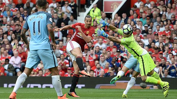 Ibrahimovic tatkala mencetak gol ke gawang Bravo di laga Liga Primer Inggris pekan ke-4. Copyright: © OLI SCARFF/Getty Images