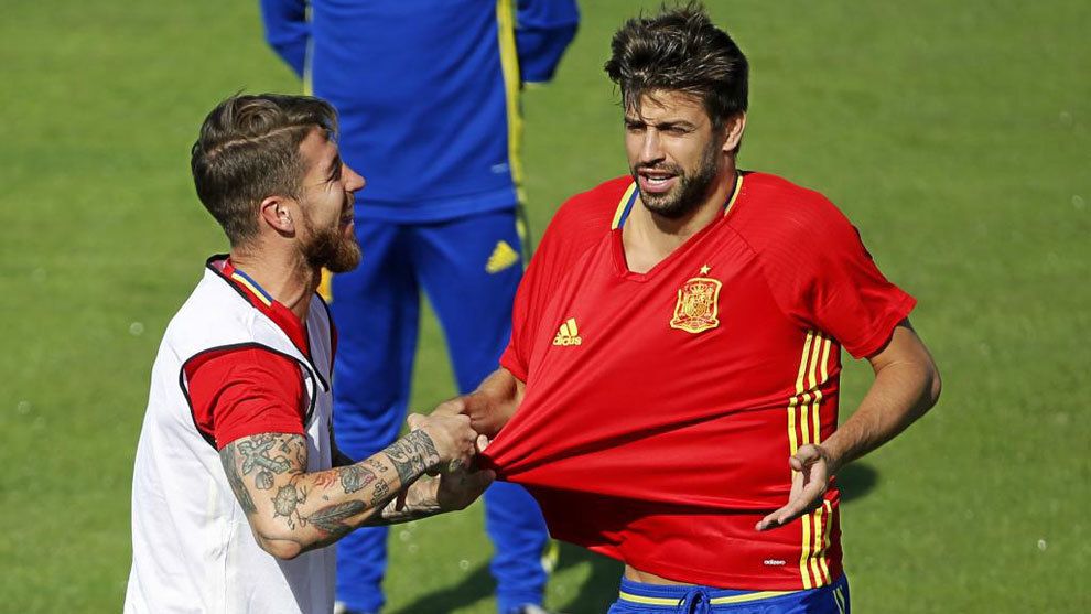 Sergio Ramos (kiri) dan Gerard Pique saat latihan bersama di Timnas Spanyol. Copyright: © Marca