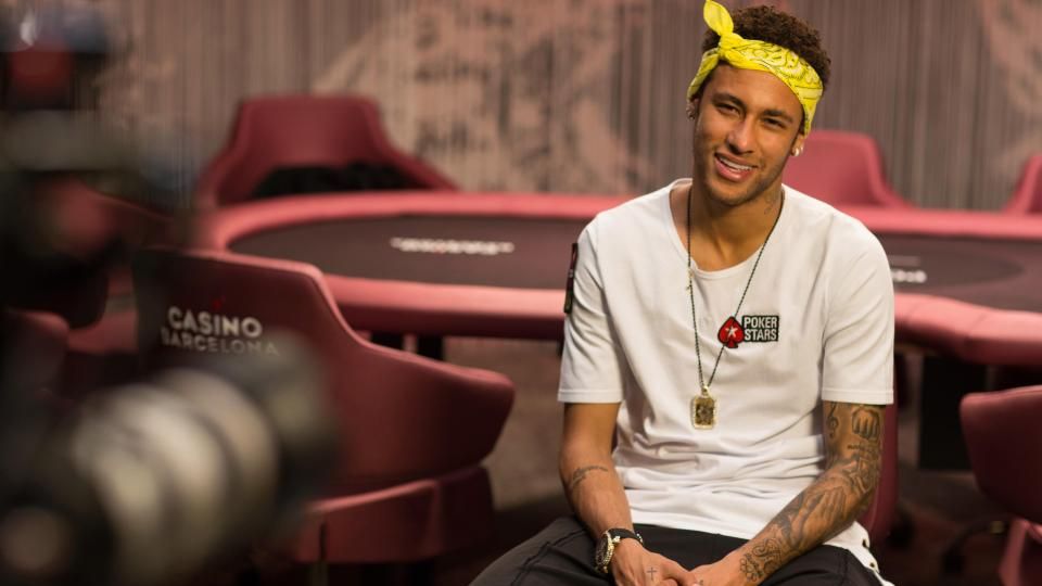 Neymar diwawancara dalam acara poker di Casino Barcelona. Copyright: © The Sun