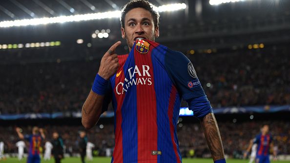Neymar menunjukkan logo Barcelona setelah mencetak gol ke gawang Paris Saint-Germain. Copyright: © Etsuo Hara/Getty Images