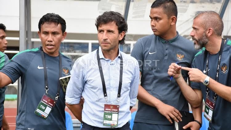 Luis Milla bakal mengevaluasi fisik pemain Timnas Indonesia U-22 usai kekalahan dari Myanmar. Copyright: © Herry Ibrahim/Indosport