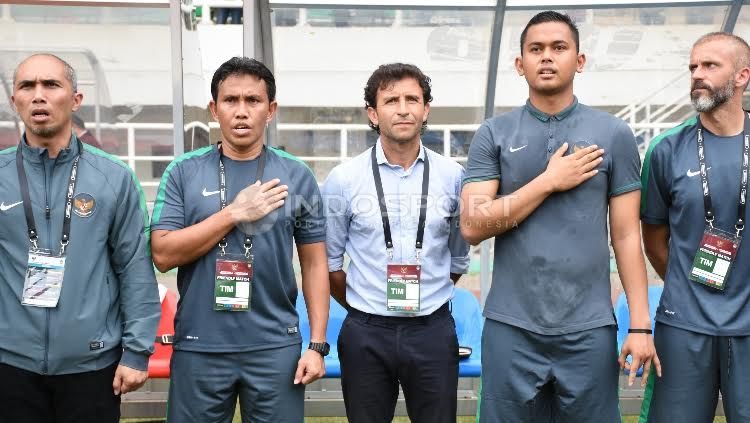 Luis Milla tak memberikan libur kepada para pemainnya usai kalah dari Myanmar. Copyright: © Herry Ibrahim/Indosport