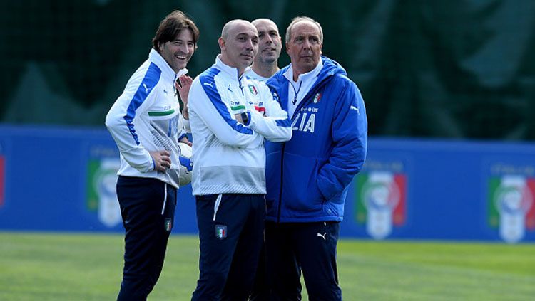 Pelatih Timnas Italia, Gian Piero Ventura (kanan) dalam sesi latihan. Copyright: © Claudio Villa/Getty Images