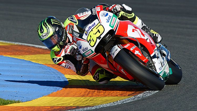 Pembalap LCR Honda, Cal Crutchlow. Tim MotoGP ternyata harus merogoh kocek cukup dalam saat para pembalapnya terjatuh dan ‘hancurkan’ motor saat beraksi di atas lintasan balap. Copyright: © fotopress/Getty Images