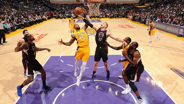 Pemain Los Angeles Lakers, Thomas Robinson (no 15) berusaha menggagalkan aksi Blake Griffin. Copyright: © Andrew D. Bernstein/NBAE via Getty Images