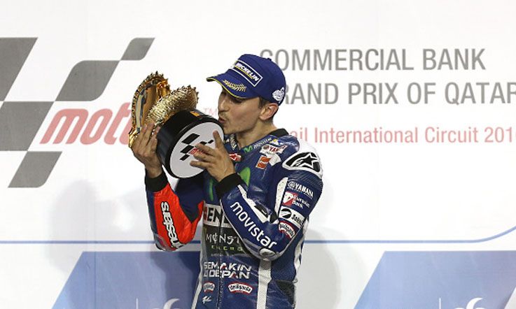 Mantan pembalap Yamaha, Jorge Lorenzo merayakan kemenangan di Sirkuit Losail musim lalu. Copyright: © Karim Jaafar/AFP/Getty Images