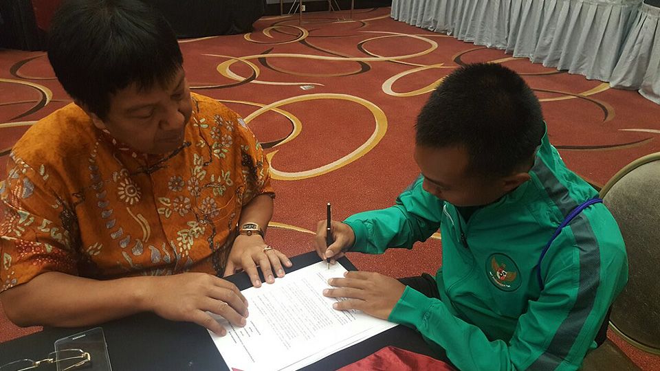 Muhammad Hargianto saat menandatangani kontrak dengan Persija Jakarta. Copyright: © Persija Jakarta