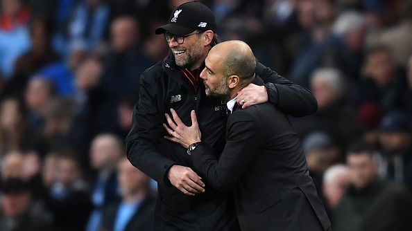 Jurgen Klopp dan Pep Guardiola berpelukan di sebuah laga Liga Inggris antara Liverpool vs Manchester City. Copyright: © Michael Regan/Getty Images