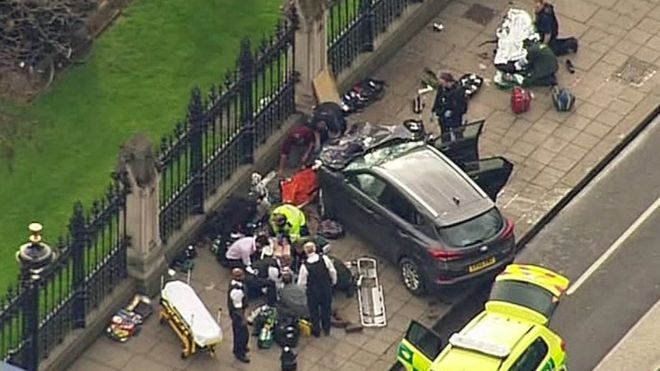 Tampak atas mobil pelaku yang menabrak pejalan kaki di sekitar gedung Parlemen Inggris. Copyright: © BBC