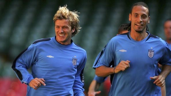 David Beckham (kiri) bersama dengan Rio Ferdinand kala masih membela Timnas Inggris. Copyright: © Stu Forster/Getty Images