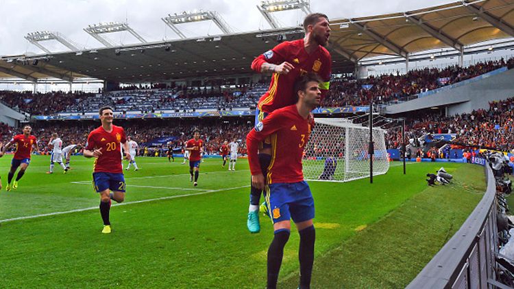 Ramos dan Pique lakukan selebrasi gol. Copyright: © David Ramos/Getty Images