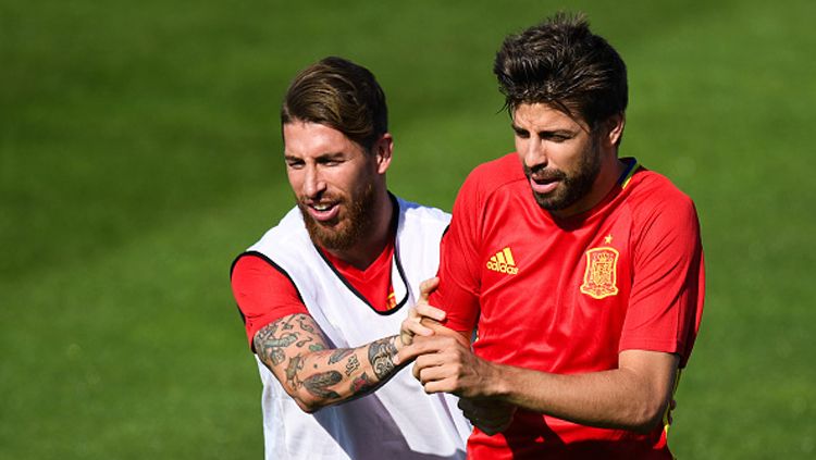 Keakraban Ramos dan Pique di skuat Timnas Spanyol. Copyright: © David Ramos/Getty Images