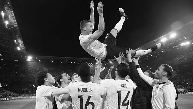 Podolski bersama rekan-rekannya di Timnas Jerman. Copyright: © Alex Grimm/Bongarts/Getty Images