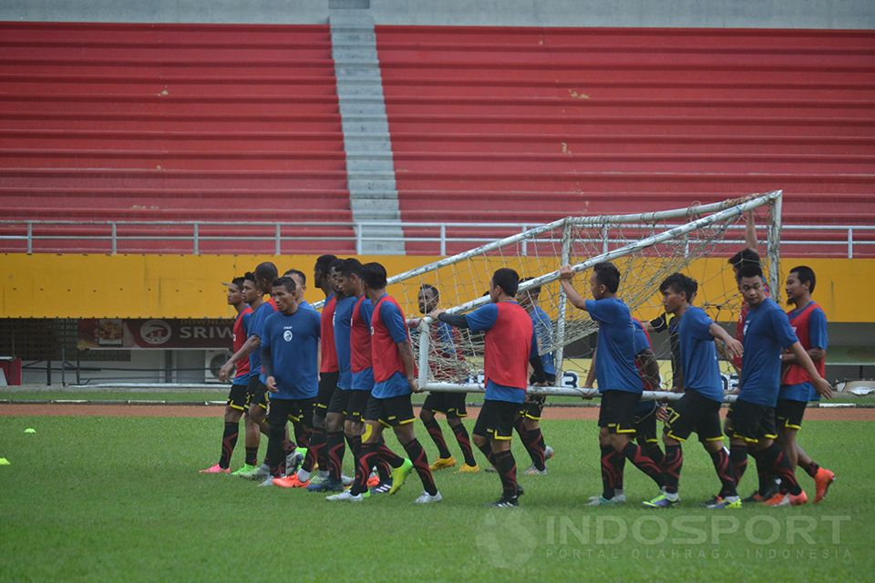 Para pemain Sriwijaya FC saat melakoni latihan. Copyright: © Muhammad Effendi/INDOSPORT