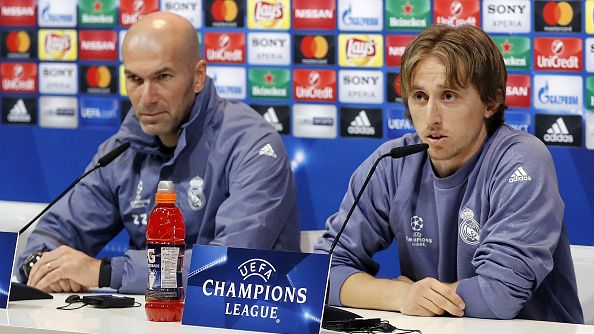 Zidane (kiri) dan Luka Modric saat konferensi pers di Liga Champions 2016/17. Copyright: © Angel Martinez/Getty Images