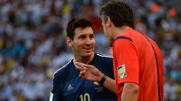 Messi berdiskusi dengan wasit pada final Piala Dunia 2014. Copyright: © PEDRO UGARTE/Getty Images