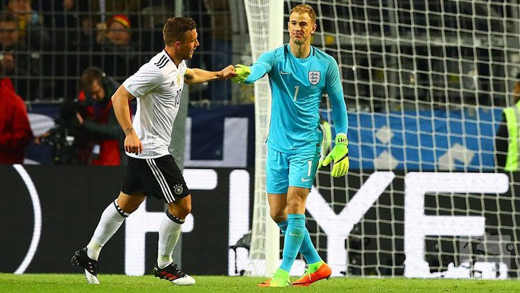Lukas Podolski (kiri) dan Joe Hart di laga persahabatan Jerman vs Inggris. Copyright: © Daily Mail