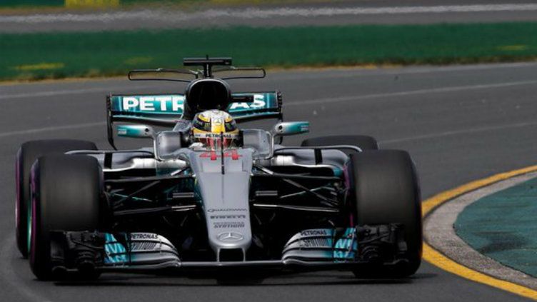 Lewis Hamilton sukses finish tercepat pada sesi latihan bebas pertama di Australia. Copyright: © Twitter/@F1