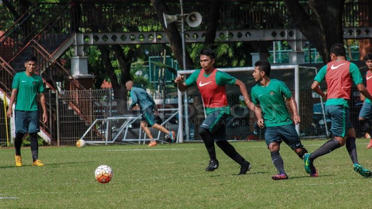 Latihan Timnas U-22 di Lapangan Sekolah Pelita Harapan Karawaci, Tangerang. Copyright: © Petrus Manus Da Yerimon/INDOSPORT