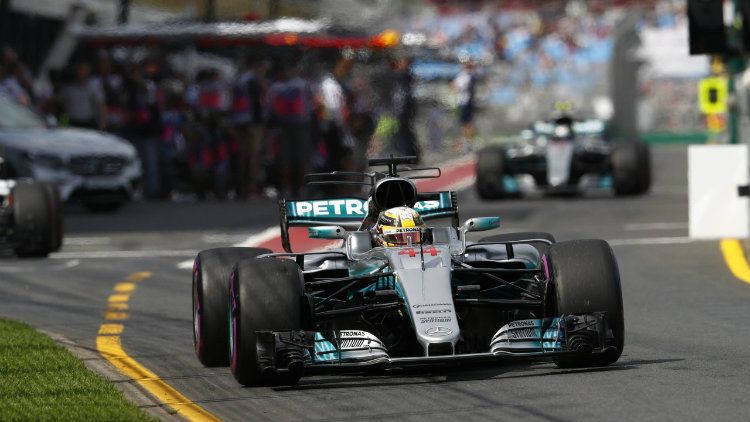 Lewis Hamilton dalam sesi latihan bebas kedua di Australia. Copyright: © Twitter/@F1