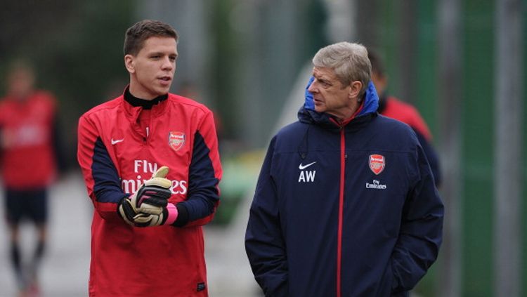 Arsene Wenger berbincang dengan Wojciech Szczesny jelang sesi latihan. Copyright: © Stuart MacFarlane/Arsenal FC via Getty Images