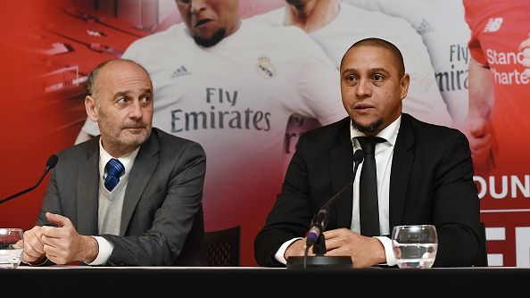 Roberto Carlos (kanan) saat melakukan konferensi pers dalam laga Real Madrid Legend vs Liverpool Legend. Copyright: © Andrew Powell/Getty Images