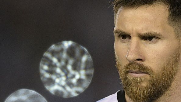 Timnas Argentina akan minus Lionel Messi yang tengah menjalani hukuman larangan bertanding dari FIFA. Copyright: &copy; JUAN MABROMATA/Getty Images