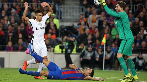 Aksi berlebihan Suarez saat melawan PSG di Camp Nou. Copyright: &copy; Jean Catuffe / Contributor/Getty Images