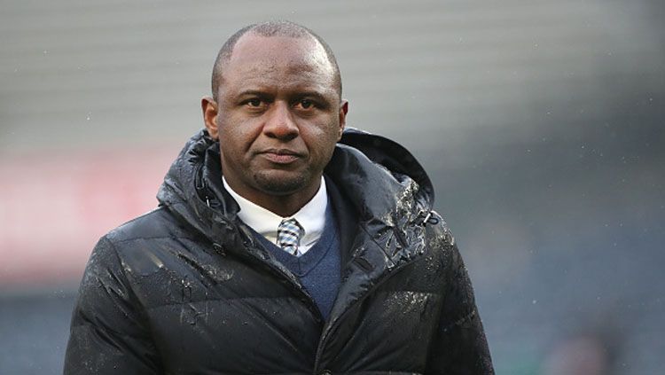 Pelatih Crystal Palace, Patrick Vieira, kabarnya terlibat dalam pertengkaran fisik dengan seorang suporter di Stadion Goodison Park, markas Everton. Foto: Tim Clayton/Corbis via Getty Images. Copyright: © Tim Clayton/Corbis via Getty Images