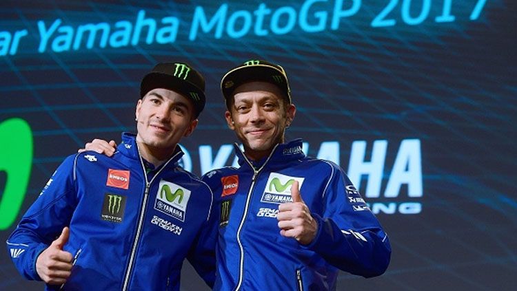 Pembalap Movistar Yamaha MotoGP, Maverick Vinales (kiri) dan Valentino Rossi. Copyright: © PIERRE-PHILIPPE MARCOU/AFP/Getty Image