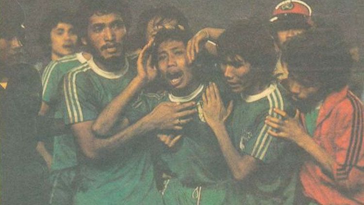 Tangis haru bercampur suka cita Musimin Sidik, pencetak dua gol ke gawang Persib Bandung di final Piala Perserikatan 1985. Copyright: © zidhanxsana