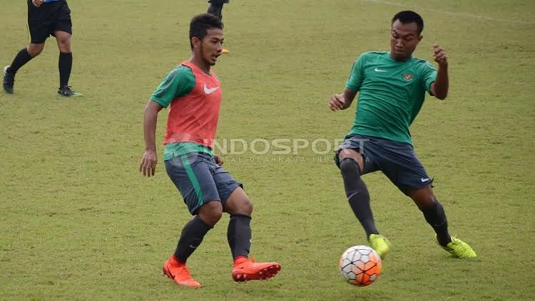 Gian Zola (kiri) mendapat hadangan dari Hargianto. Copyright: © Herry Ibrahim/INDOSPORT