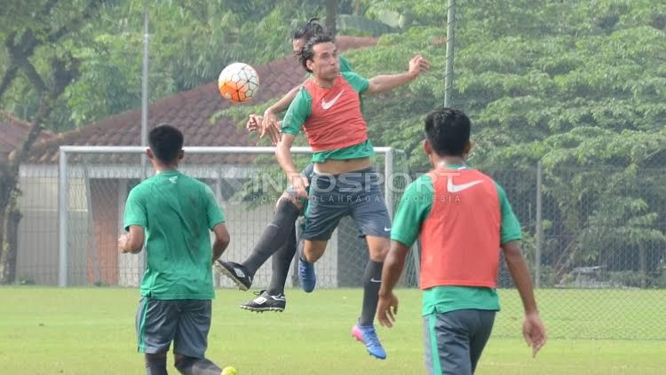 Ezra Walian (tengah) duel udara dengan Ryuji Utomo. Copyright: &copy; Herry Ibrahim/INDOSPORT