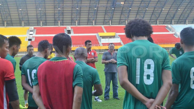 Skuat Sriwijaya FC dan sejumlah pelatih. Copyright: © EFFENDI/INDOSPORT