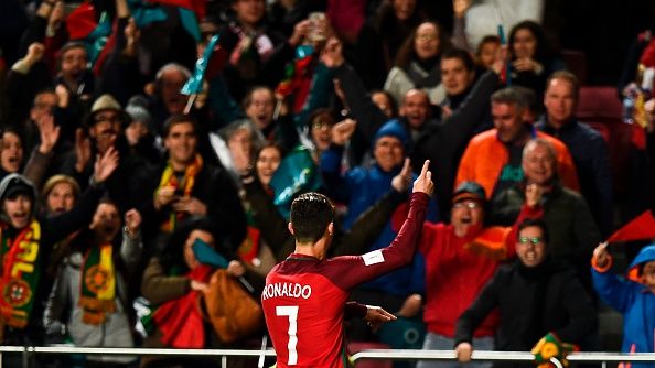 Ronaldo merayakan golnya ke gawang Hungaria di depan para pendukungnya. Copyright: © PATRICIA DE MELO MOREIRA / Stringer /Getty Images