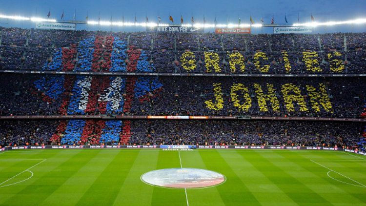 Legenda Barcelona, Johan Cruyff mendapatkan tribute di Camp Nou. Copyright: © PAU BARRENA/AFP/Getty Images