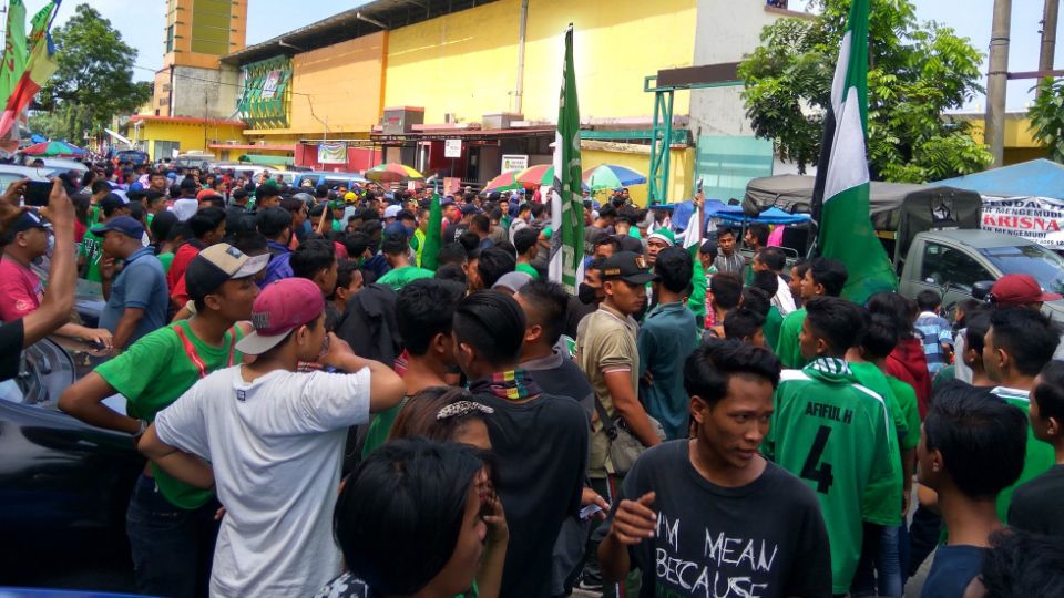 Pendukung PSMS Medan sudah mulai memenuhi Stadion Teladan, Medan. Copyright: © Twitter @SMeCKPSMS