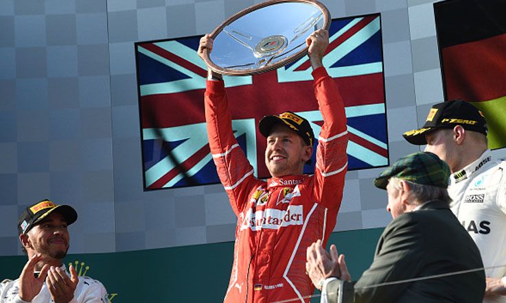 Pembalap Ferrari, Sebastian Vettel mengangkat trofi setelah menangi balapan GP Australia. Copyright: © Paul Crock/AFP/Getty Images