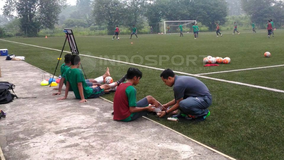 Pemain Timnas U-16 banyak yang terkapar dalam latihan perdana bersam Fakhri Husaini. Copyright: © Zainal Hasan/Indosport