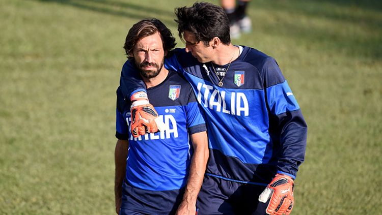 Pirlo dan Buffon di sesi latihan Tim Nasional Italia. Copyright: © Claudio Villa/Getty Images