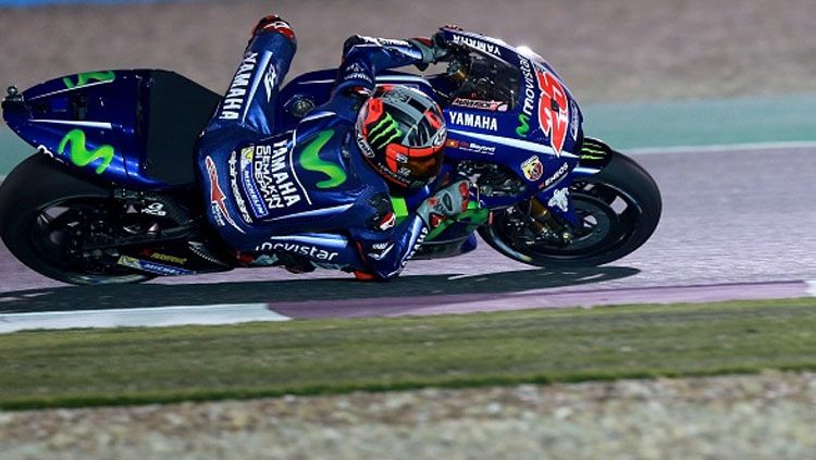 Maverick Vinales tengah menikung pada balapan MotoGP Qatar 2017. Copyright: © Mohamed Farag/Anadolu Agency/Getty Images