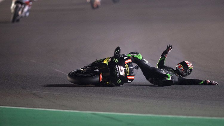 Johann Zarco tengah mengalami insiden pada balapan MotoGP Qatar 2017. Copyright: © Mirco Lazzari gp/Getty Images