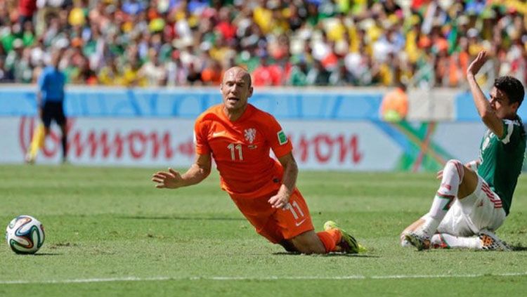 Arjen Robben saat melakukan diving di Piala Dunia 2014 pada laga kontra Meksiko. Copyright: © dicuekin.com