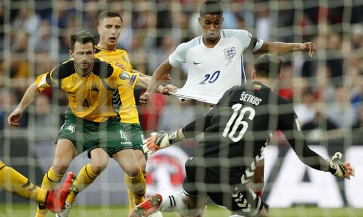 Penyerang Manchester United, Marcus Rashford saat membela Timnas Inggris. Copyright: &copy; Adrian Dennis/AFP/Getty Images