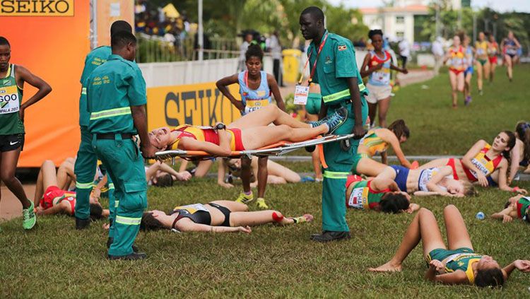 Puluhan peserta lomba lari di Uganda tidak sadarkan diri akibat cuaca panas. Copyright: © Getty Images